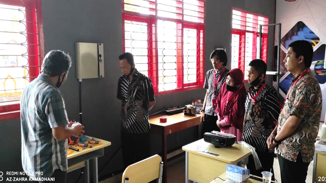 SMK Negeri 1 Limboto Mengelar Kegiatan Mikrotiching Fiber Optik dan Sertifikasi Guru 